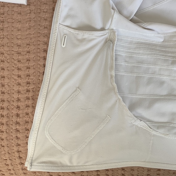 Lululemon jacket. Size 8 - Picture 5 of 6